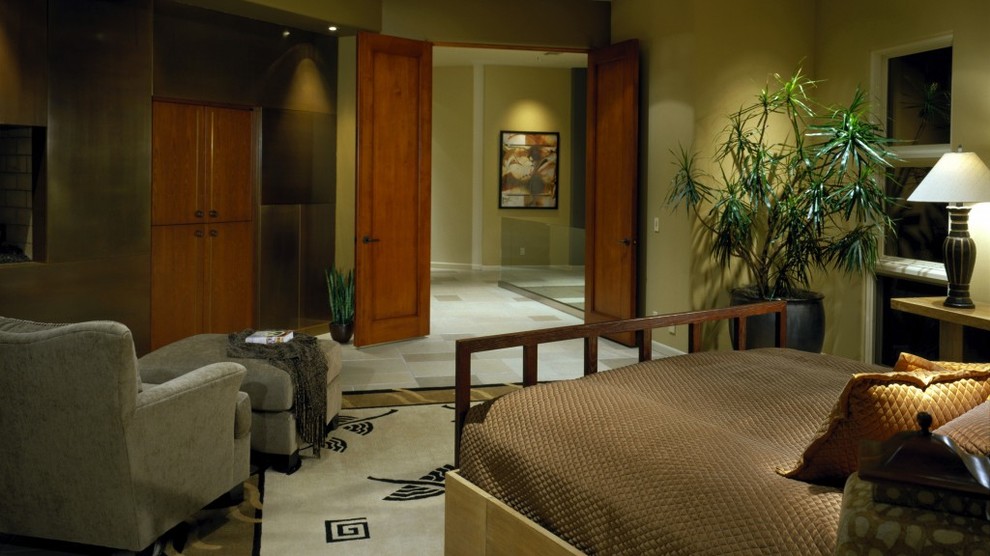 フェニックスにある広いコンテンポラリースタイルのおしゃれな主寝室 (緑の壁、磁器タイルの床、暖炉なし)