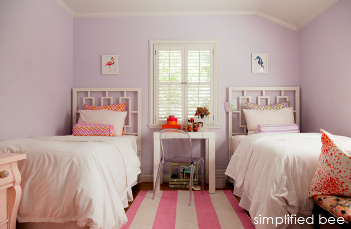 Cette photo montre une petite chambre éclectique avec un mur violet.