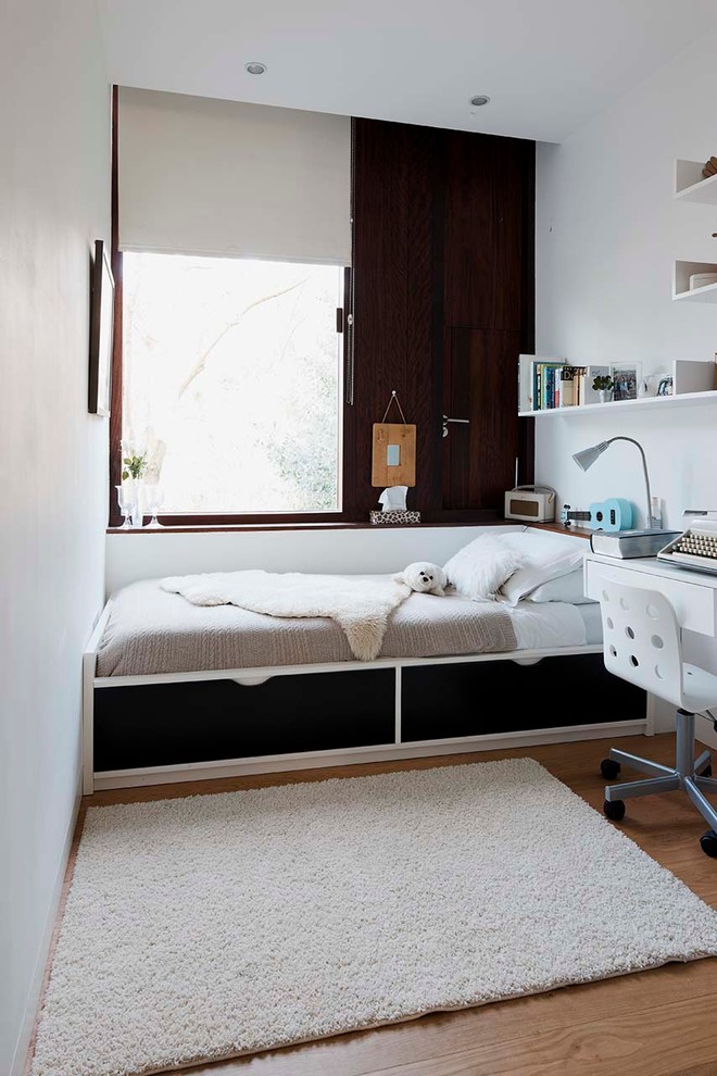 Idéer för att renovera ett litet funkis sovrum, med vita väggar och ljust trägolv