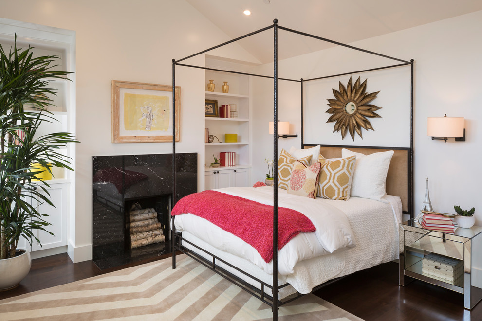 Стильный дизайн: спальня среднего размера на антресоли в стиле модернизм с белыми стенами, темным паркетным полом, стандартным камином и фасадом камина из камня - последний тренд