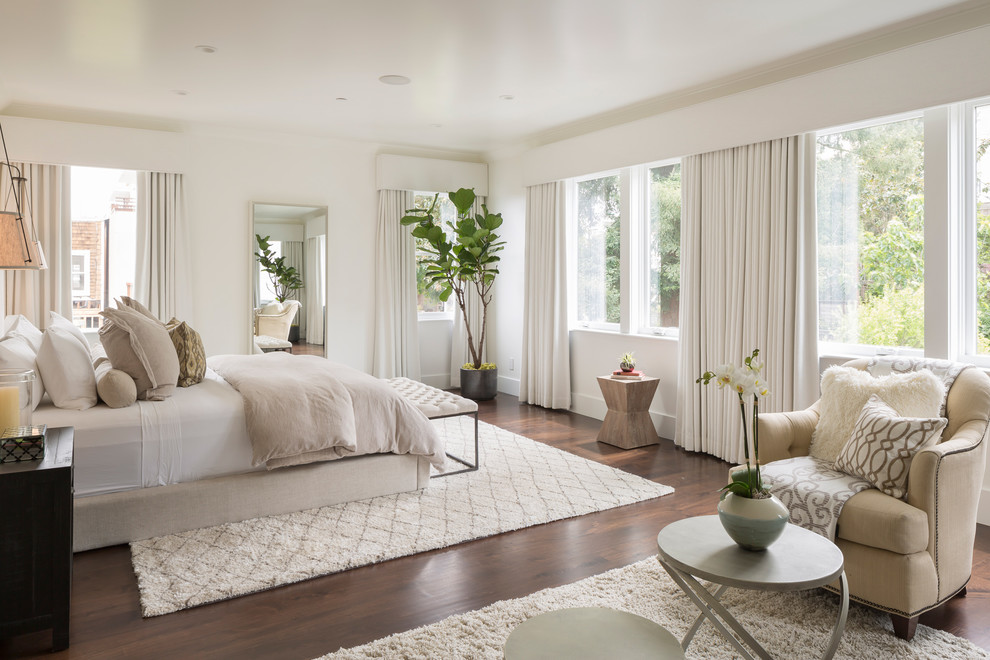 Ejemplo de dormitorio principal minimalista extra grande con paredes blancas y suelo de madera oscura