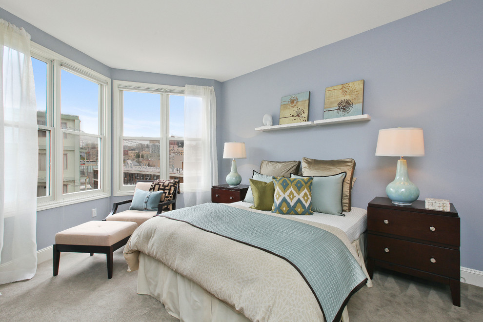 Ejemplo de habitación de invitados moderna grande con paredes azules y moqueta