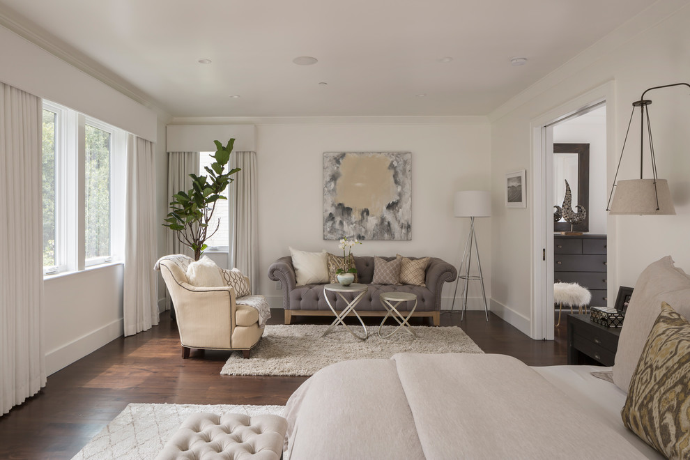 Imagen de dormitorio principal minimalista extra grande con paredes blancas y suelo de madera oscura