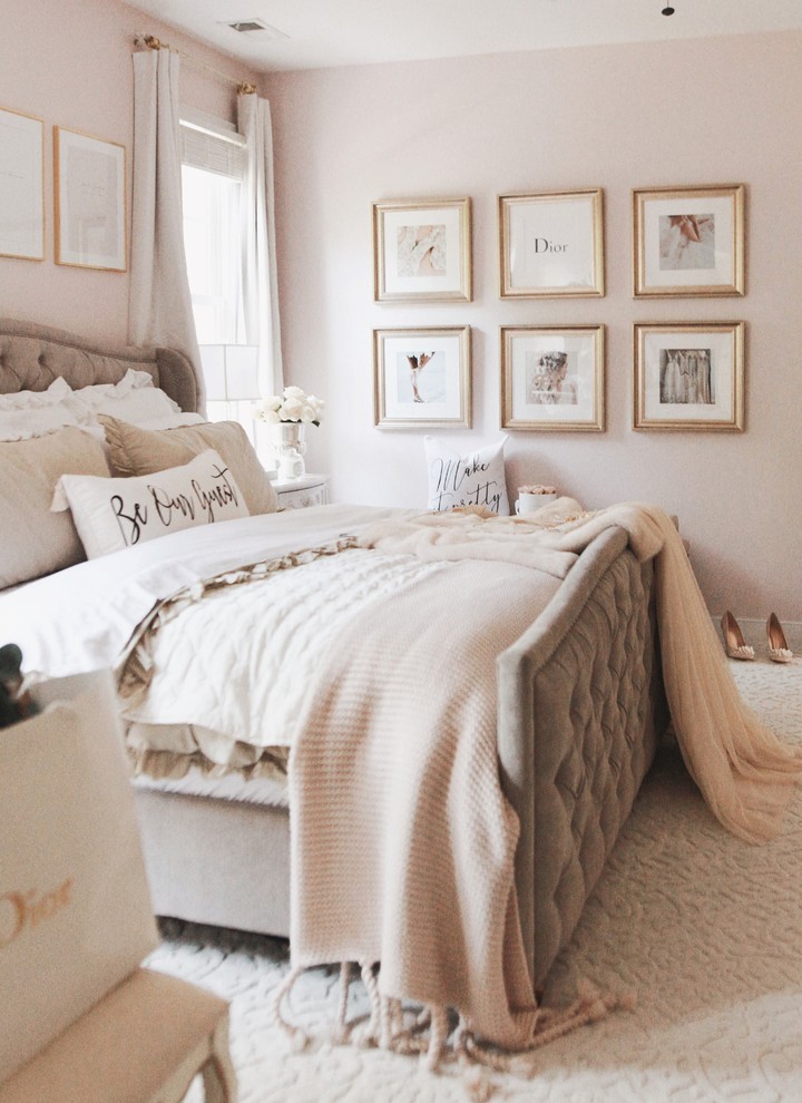 На фото: спальня в стиле неоклассика (современная классика) с розовыми стенами