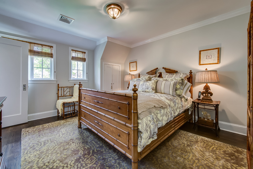 Modelo de habitación de invitados tradicional renovada grande sin chimenea con paredes grises, suelo de madera oscura y suelo marrón
