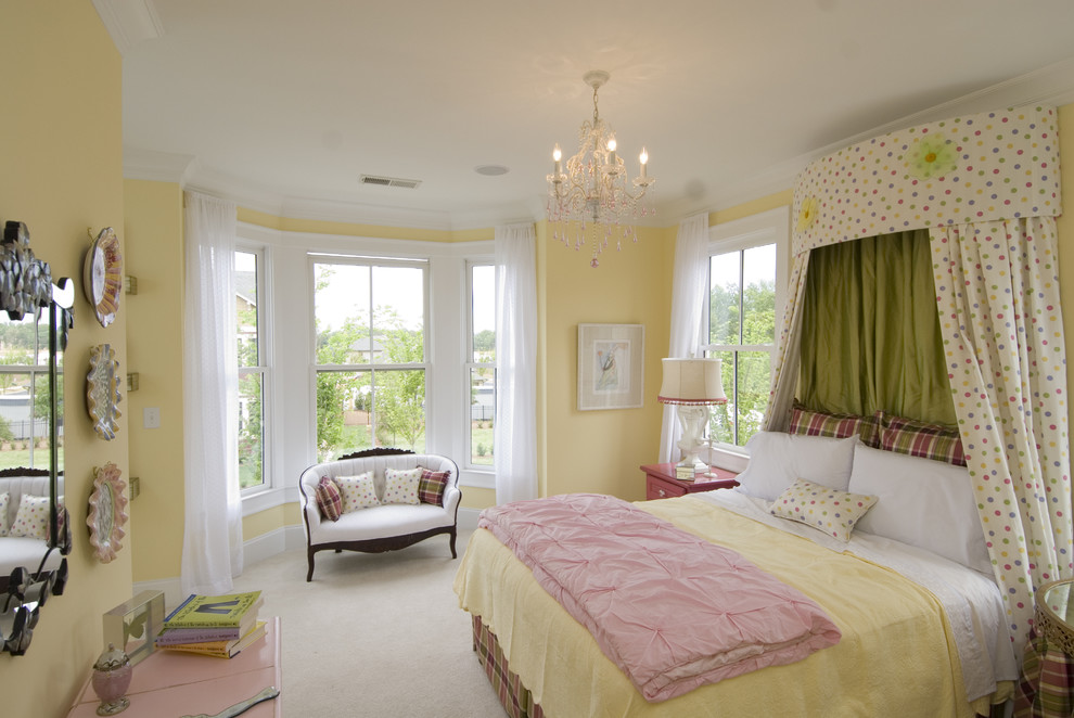Exemple d'une chambre avec moquette chic avec un mur jaune et aucune cheminée.