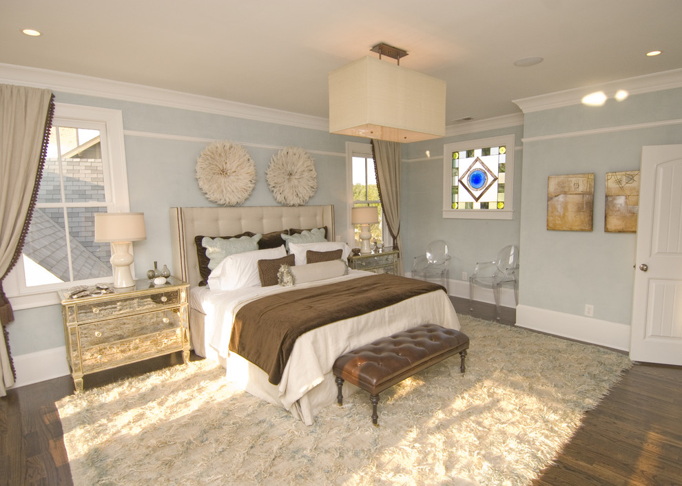 アトランタにあるコンテンポラリースタイルのおしゃれな寝室 (青い壁、無垢フローリング)