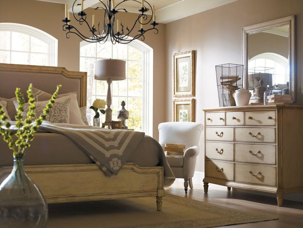 Mittelgroßes Shabby-Style Hauptschlafzimmer ohne Kamin mit brauner Wandfarbe, braunem Holzboden und braunem Boden in New Orleans
