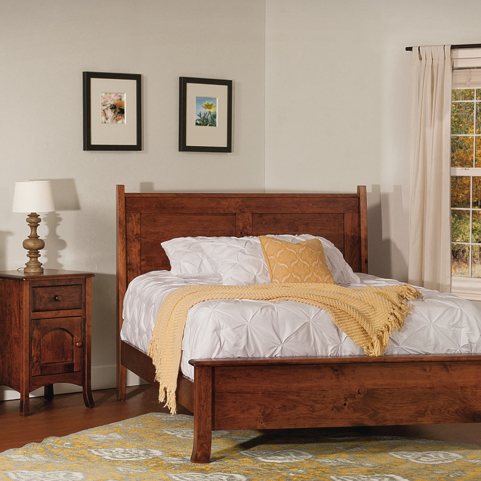 Foto de dormitorio principal tradicional renovado de tamaño medio con paredes blancas y suelo de madera en tonos medios