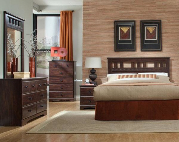 Diseño de dormitorio principal de tamaño medio con suelo de madera clara