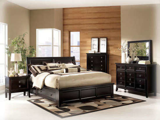 Imagen de dormitorio principal tradicional de tamaño medio sin chimenea con paredes beige y suelo de linóleo