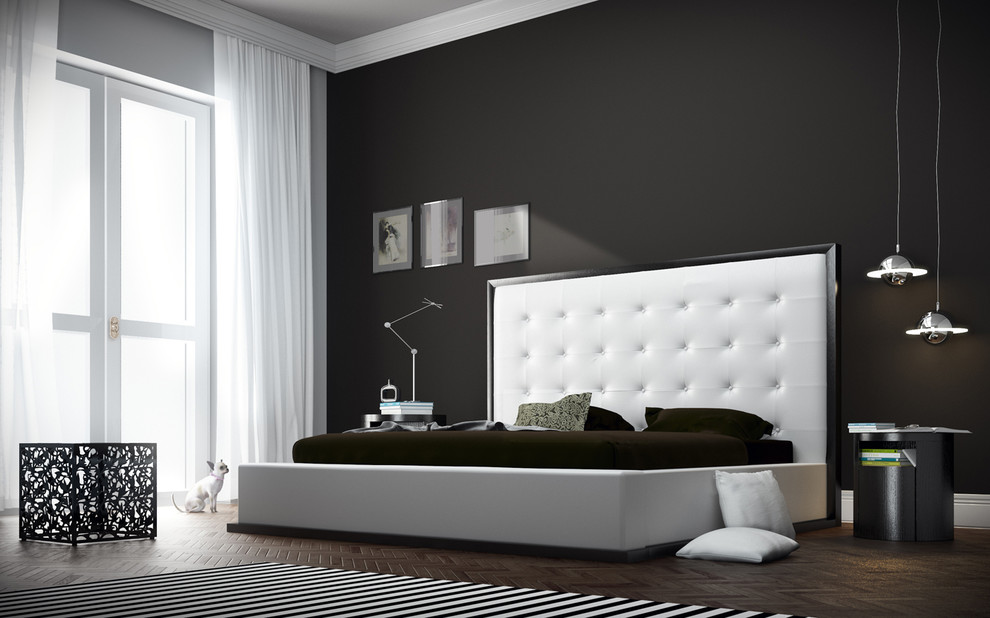Modelo de dormitorio principal actual de tamaño medio con paredes negras y suelo de madera oscura