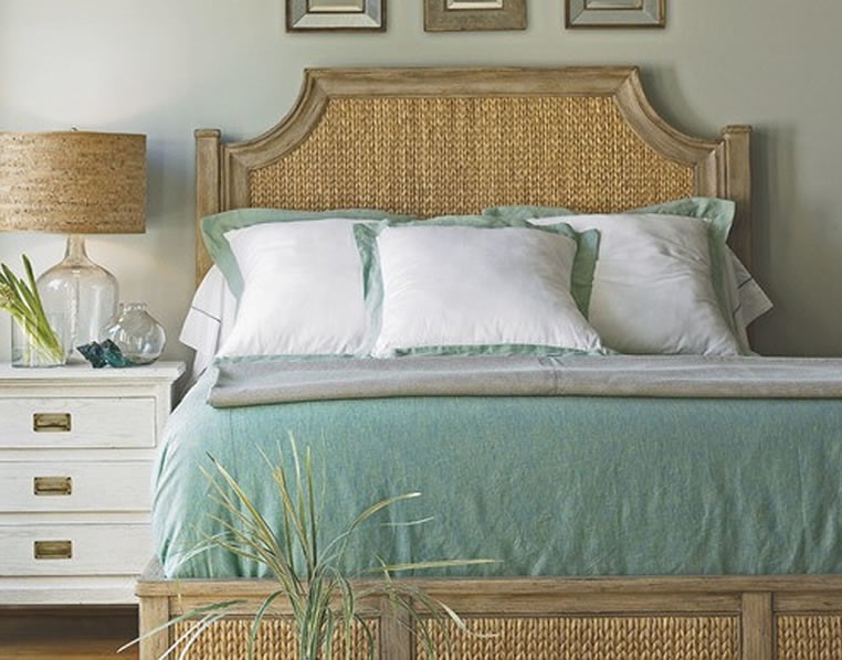 Источник вдохновения для домашнего уюта: хозяйская спальня в морском стиле с синими стенами, ковровым покрытием и бежевым полом
