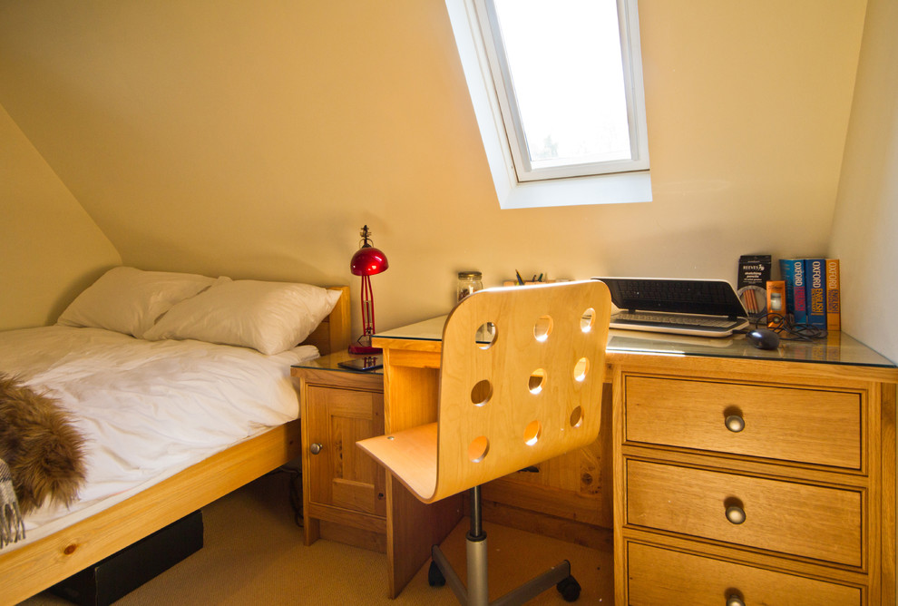 Diseño de habitación de invitados campestre pequeña sin chimenea con paredes blancas, moqueta y suelo beige