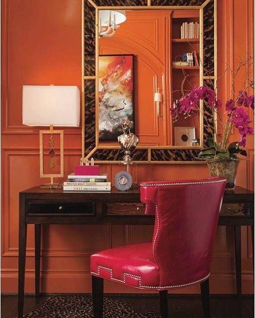 На фото: хозяйская спальня среднего размера в современном стиле с оранжевыми стенами, темным паркетным полом и коричневым полом без камина