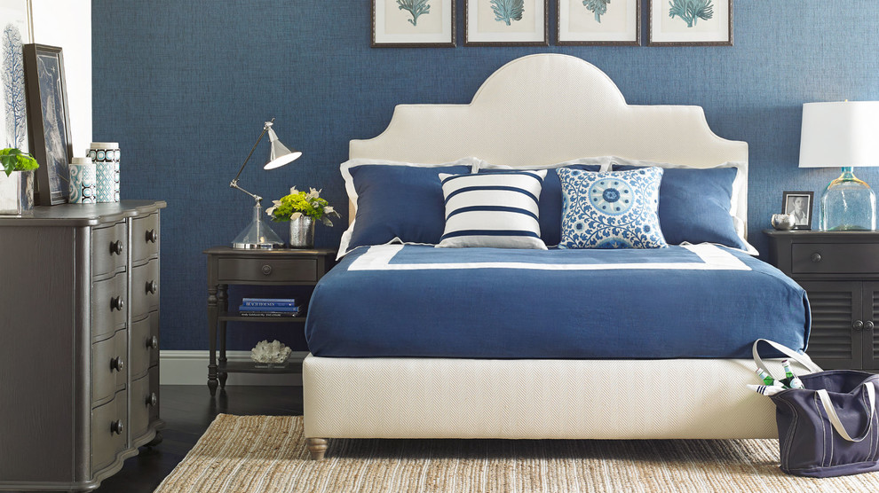 На фото: хозяйская спальня среднего размера в морском стиле с синими стенами и темным паркетным полом без камина с
