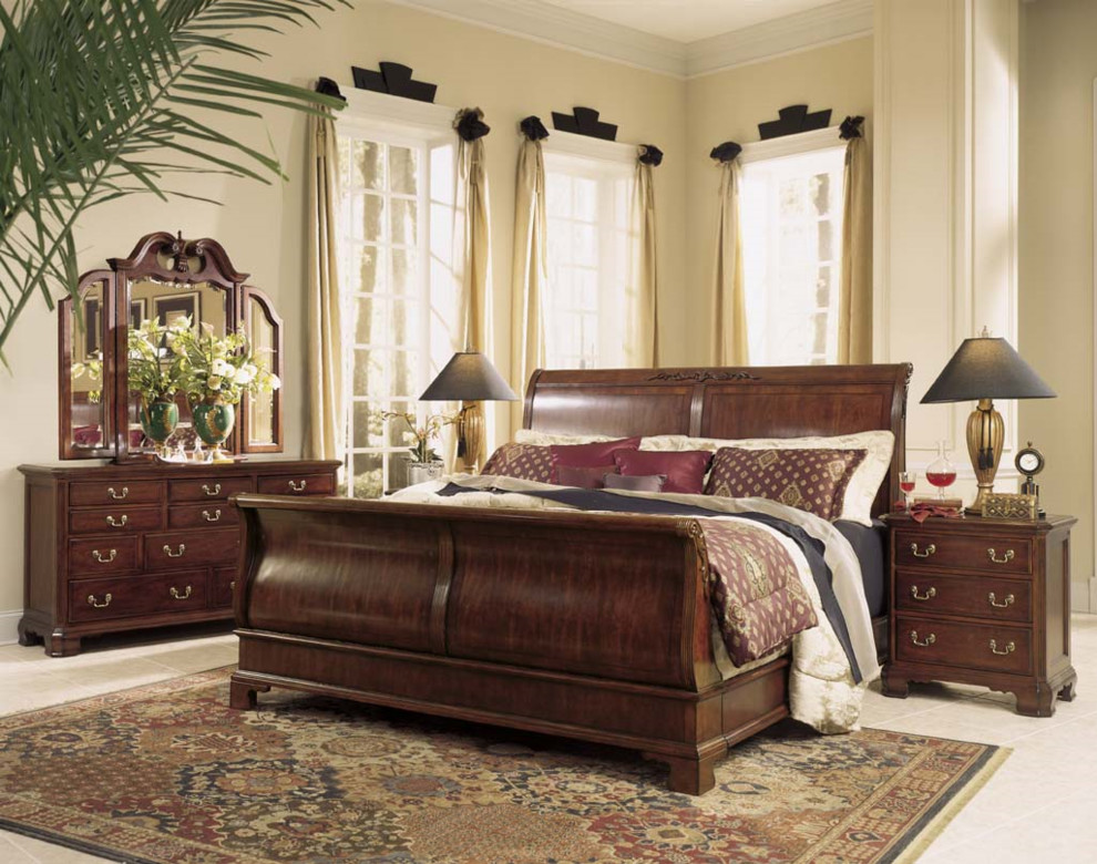 Ejemplo de dormitorio principal clásico con paredes beige y suelo de madera clara