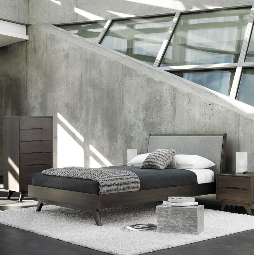 Idee per una camera da letto con pareti beige e pavimento in cemento