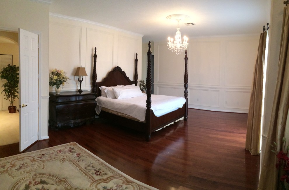 Aménagement d'une chambre parentale classique de taille moyenne avec un mur beige et parquet foncé.