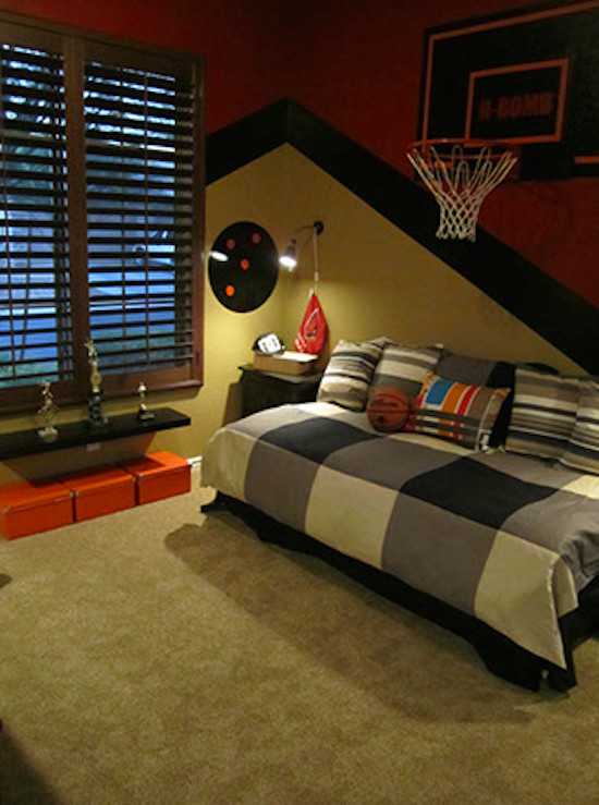 Foto de dormitorio actual con paredes rojas y moqueta