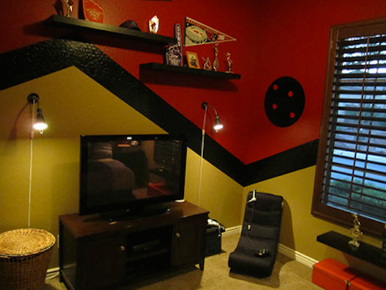 Idée de décoration pour une chambre avec moquette design avec un mur rouge.