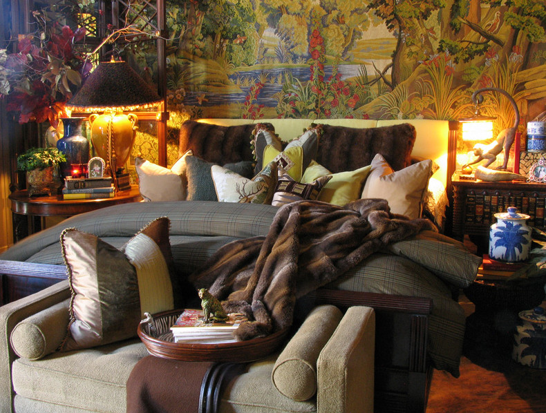 Exemple d'une grande chambre parentale éclectique avec un mur vert et un sol en bois brun.