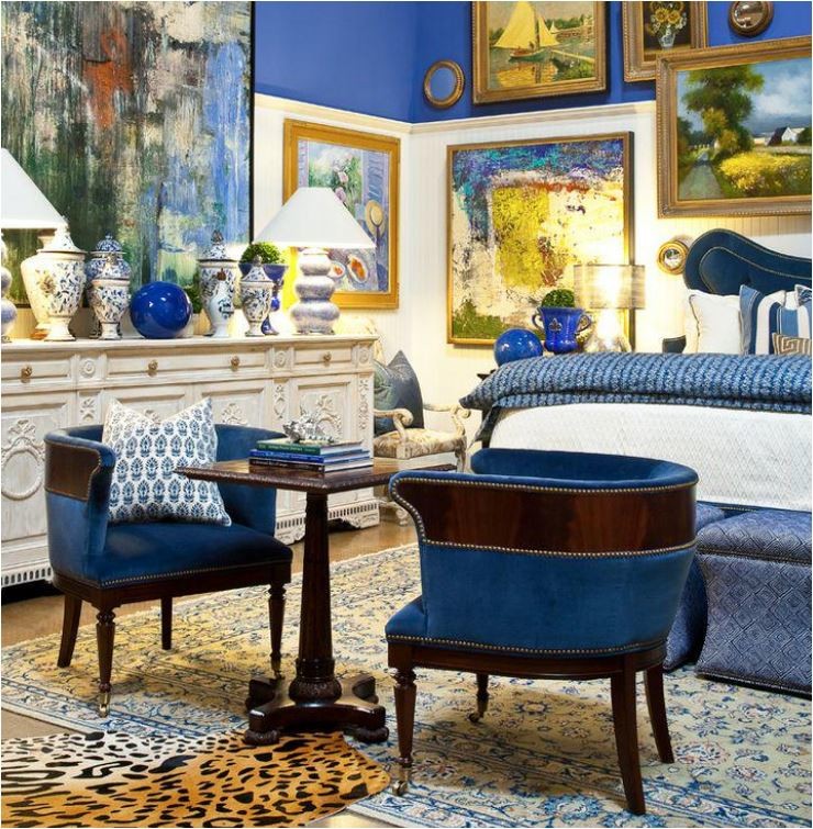 Foto de habitación de invitados bohemia de tamaño medio con paredes azules y moqueta