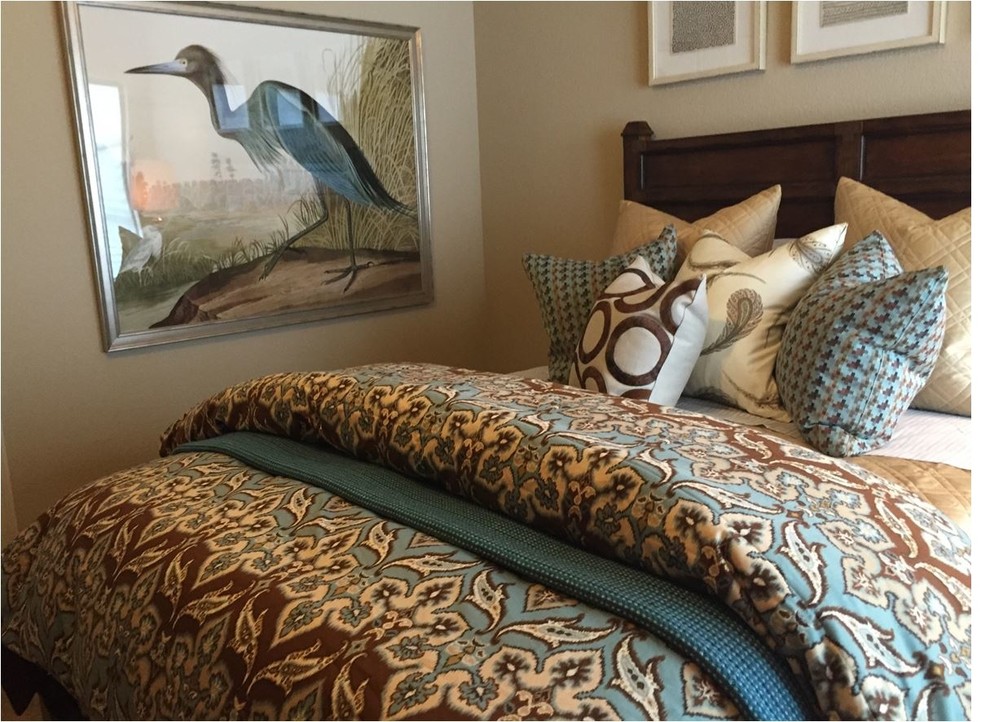 Modelo de habitación de invitados tradicional renovada con paredes beige y suelo de madera en tonos medios