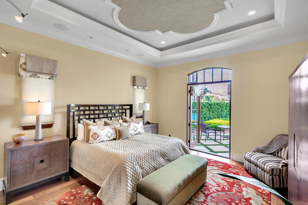 Ejemplo de dormitorio principal tradicional renovado grande sin chimenea con paredes beige