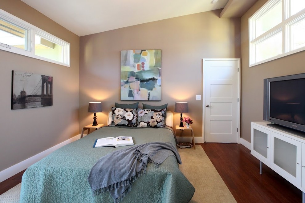 Imagen de dormitorio actual sin chimenea con paredes beige y suelo de madera oscura