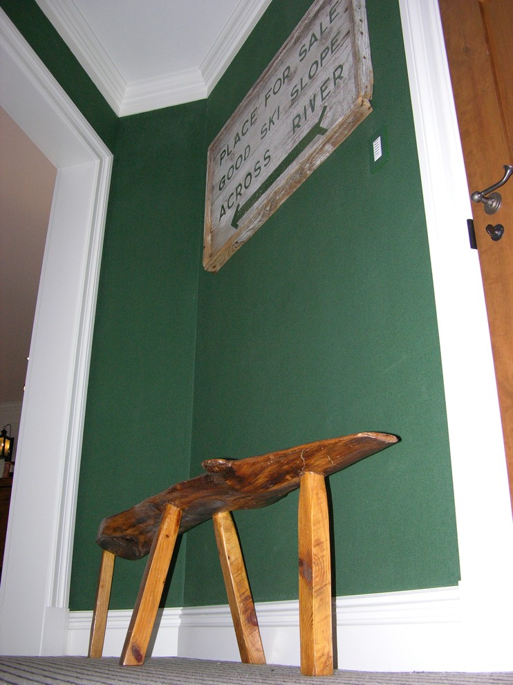 Foto på ett mellanstort rustikt gästrum, med gröna väggar, mellanmörkt trägolv, en standard öppen spis och en spiselkrans i trä