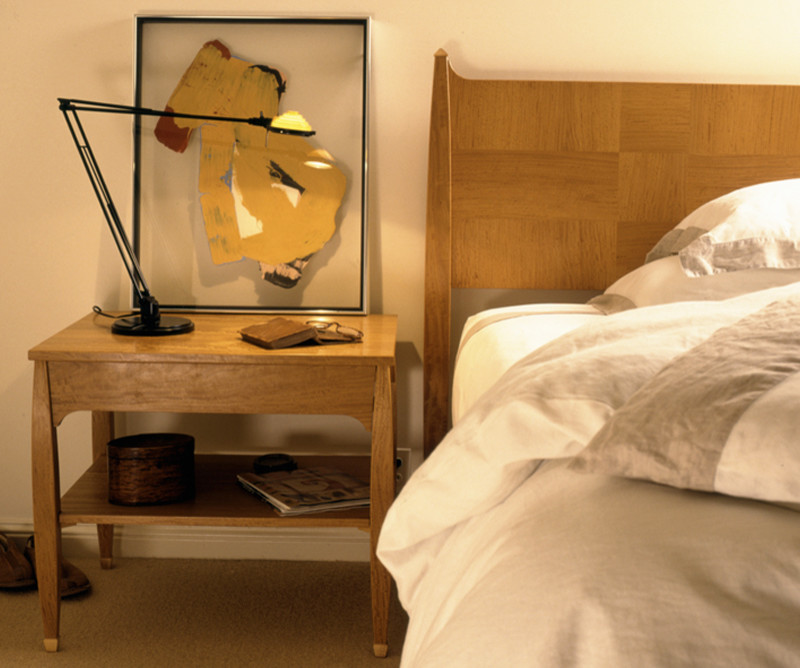 На фото: спальня в восточном стиле с бежевыми стенами, ковровым покрытием и коричневым полом