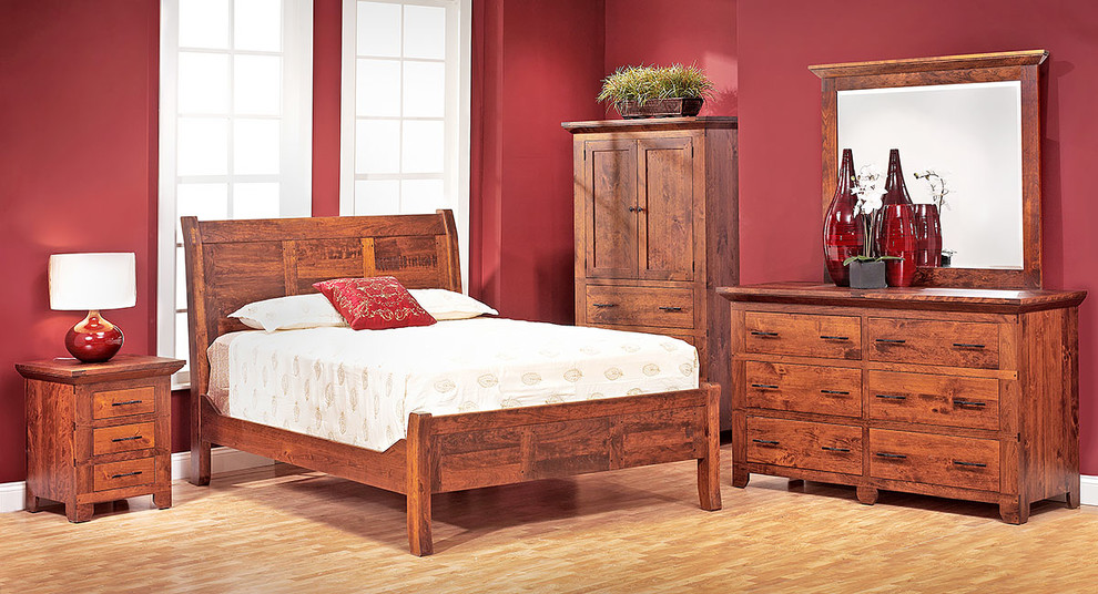 Imagen de habitación de invitados de estilo americano grande con paredes rojas, suelo de madera clara y suelo beige