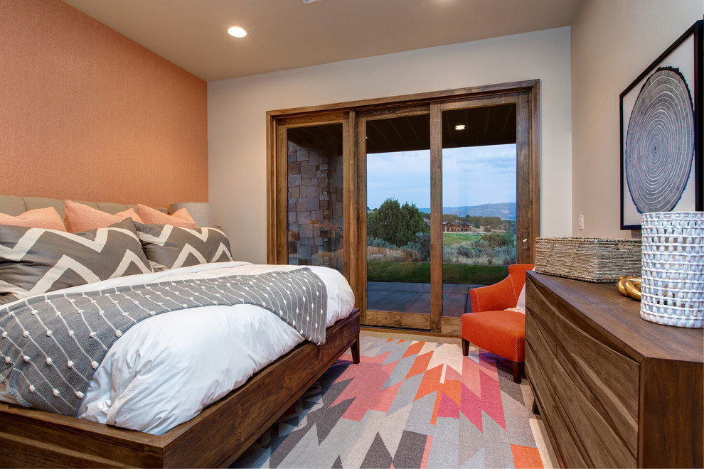 Стильный дизайн: гостевая спальня (комната для гостей) в стиле рустика с оранжевыми стенами - последний тренд