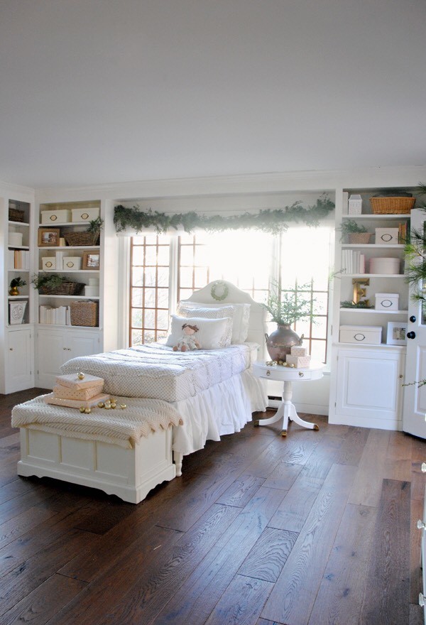 Idee per una grande camera degli ospiti chic con pareti bianche e pavimento in legno massello medio