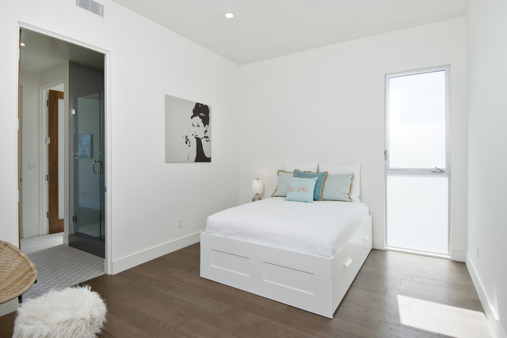 Modelo de habitación de invitados actual con suelo de madera en tonos medios