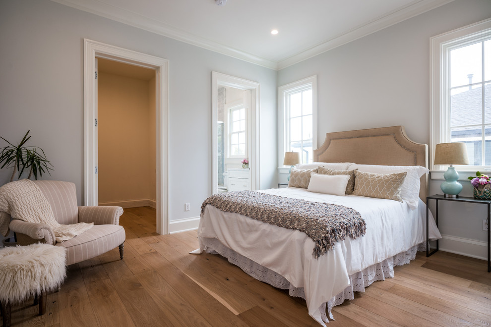 Imagen de dormitorio principal tradicional renovado grande con suelo de madera clara
