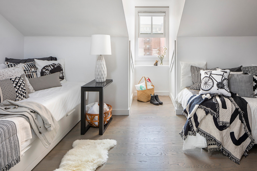 Idee per una camera da letto design di medie dimensioni con parquet chiaro, pavimento marrone e pareti grigie