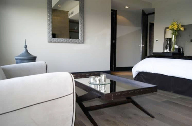 Klassisches Hauptschlafzimmer ohne Kamin mit beiger Wandfarbe und braunem Holzboden in Miami
