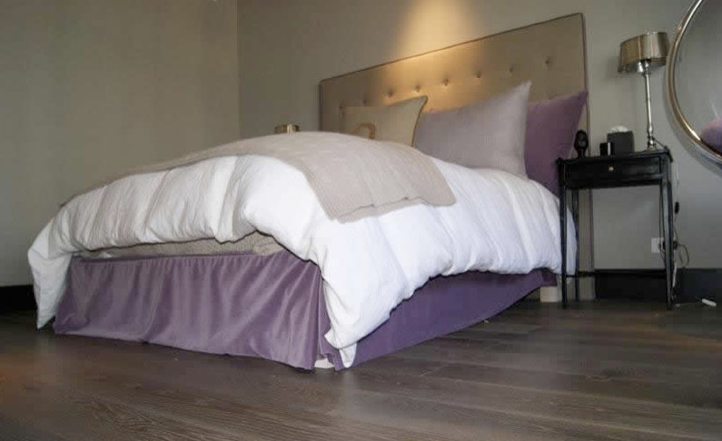 На фото: спальня среднего размера в классическом стиле с темным паркетным полом и бежевыми стенами без камина
