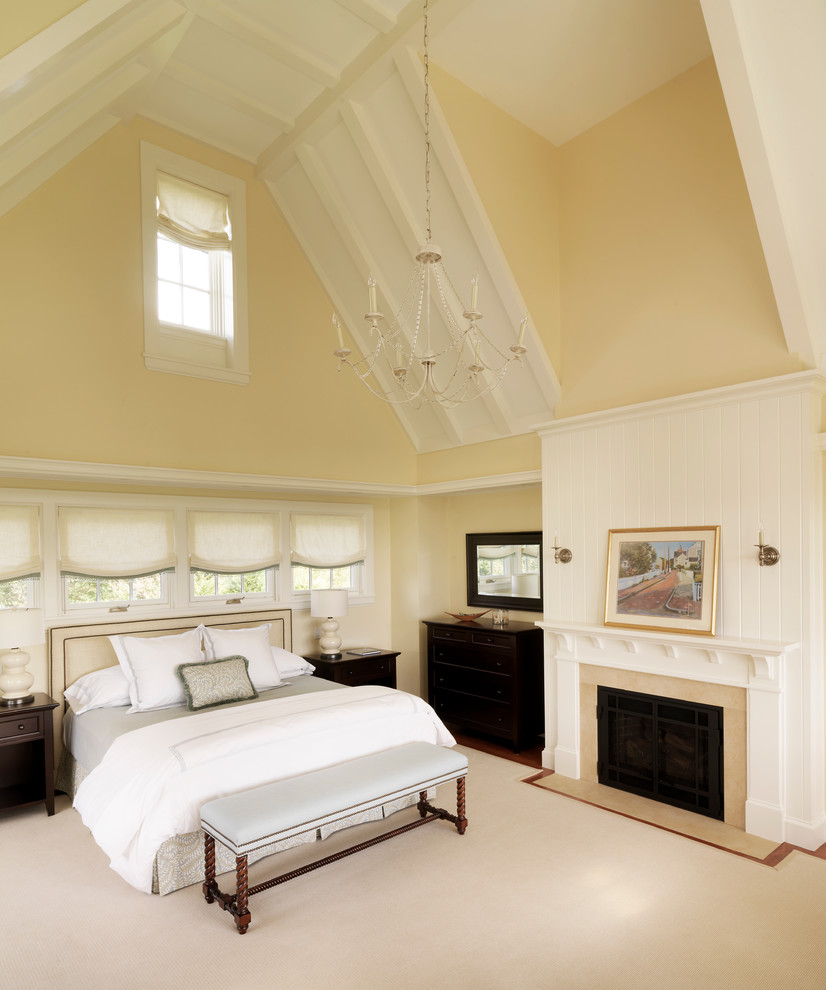 Réalisation d'une chambre tradition avec un mur beige et une cheminée standard.