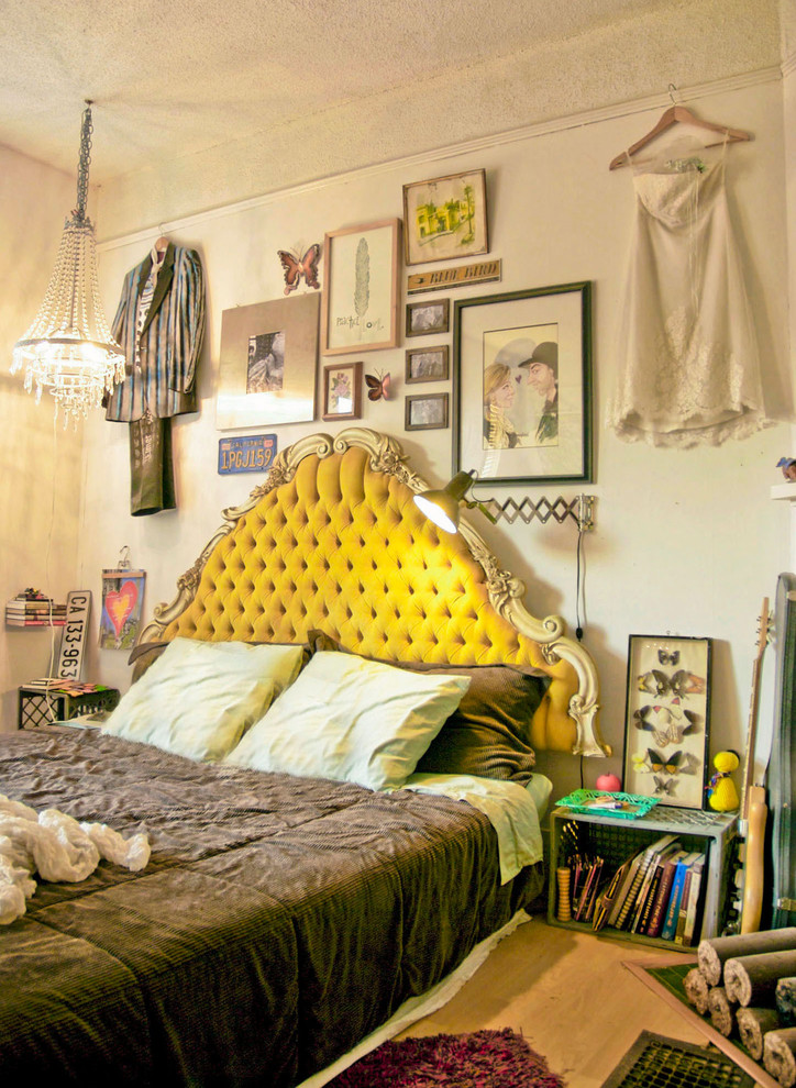На фото: спальня в стиле шебби-шик с бежевыми стенами с