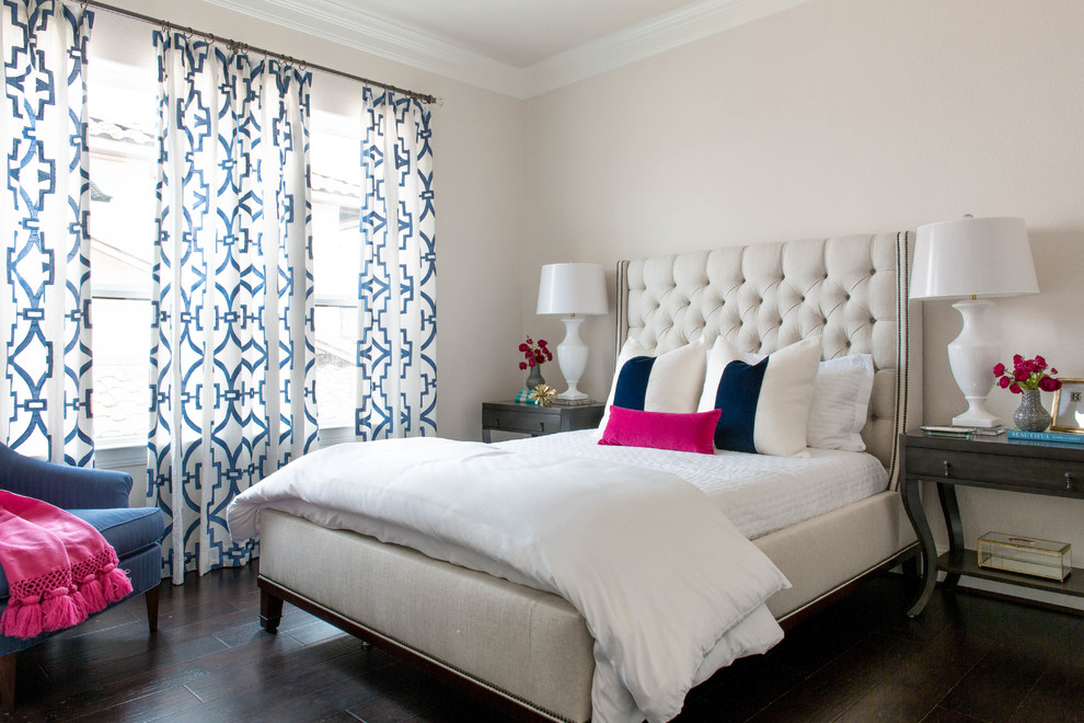 Esempio di una camera da letto classica con pareti beige, parquet scuro e pavimento marrone