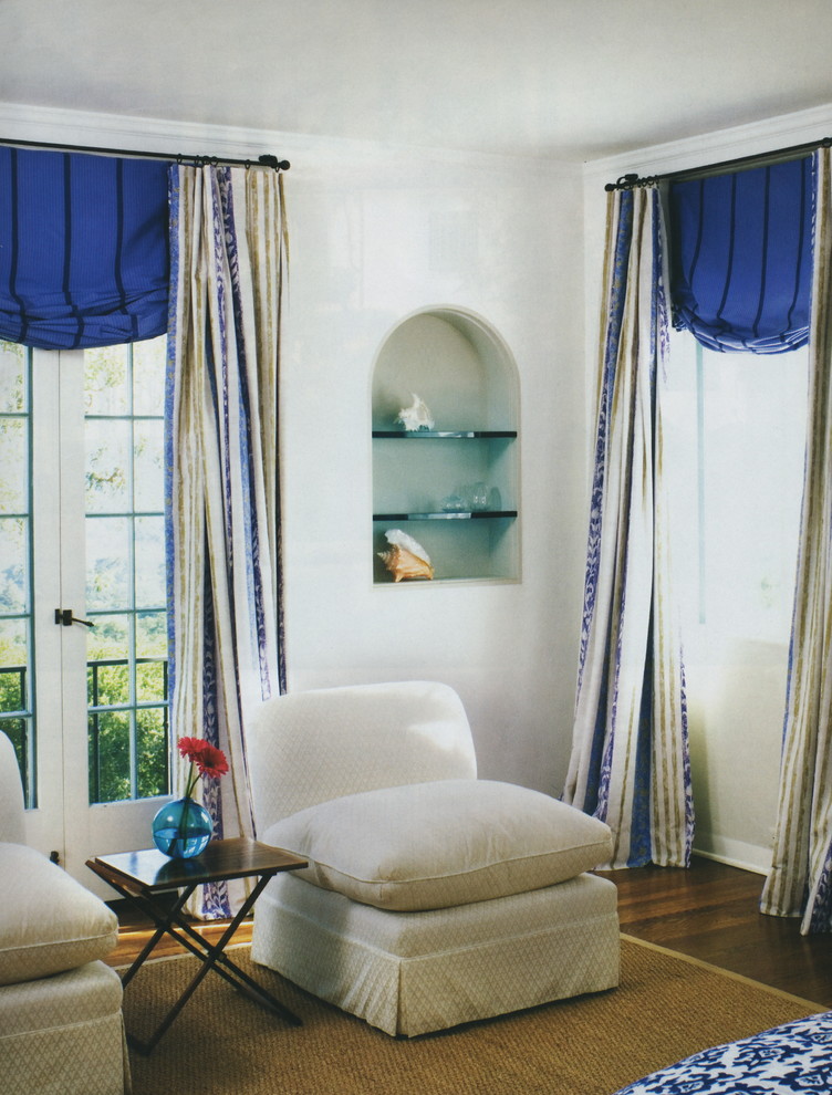 На фото: хозяйская спальня в средиземноморском стиле с белыми стенами с