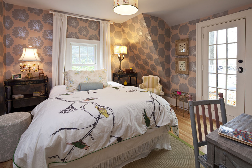 Foto di una camera da letto chic con pareti beige e pavimento in legno massello medio
