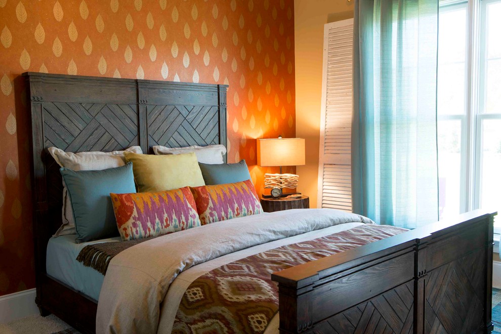 Modelo de dormitorio clásico renovado con paredes multicolor