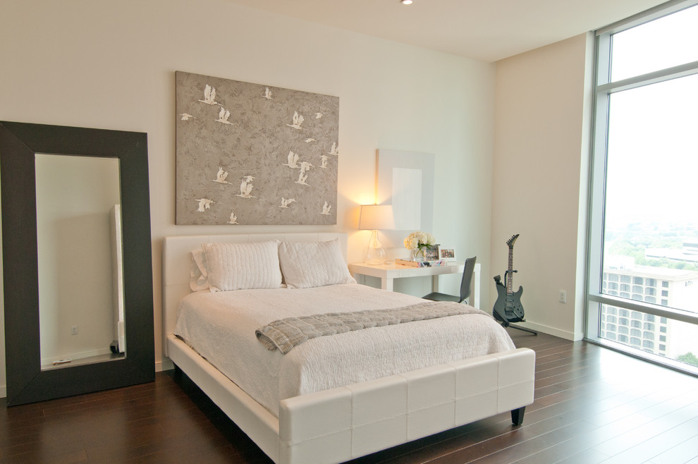Diseño de dormitorio actual con paredes blancas y con escritorio