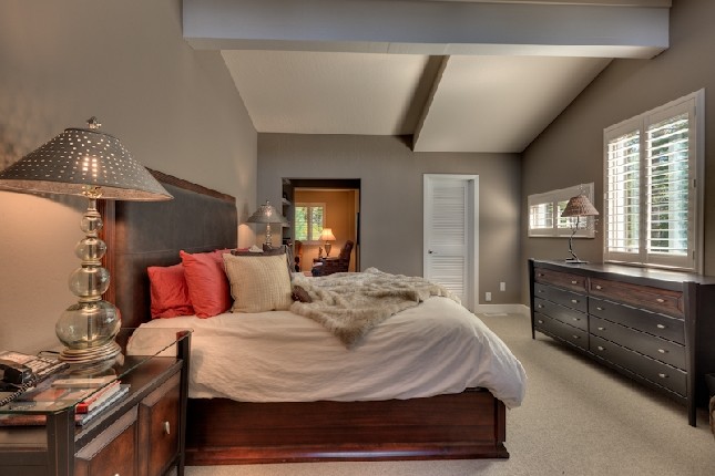 Свежая идея для дизайна: большая хозяйская спальня в современном стиле с серыми стенами и ковровым покрытием - отличное фото интерьера