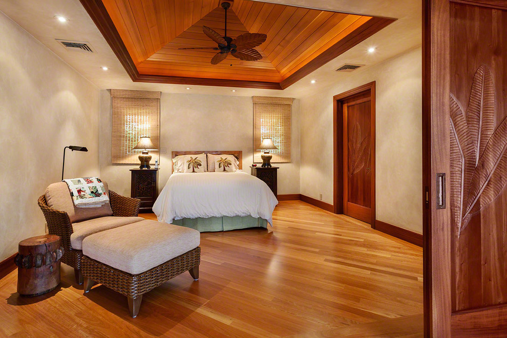 Idee per una camera degli ospiti tropicale di medie dimensioni con pareti beige, nessun camino, pavimento marrone e pavimento in legno massello medio