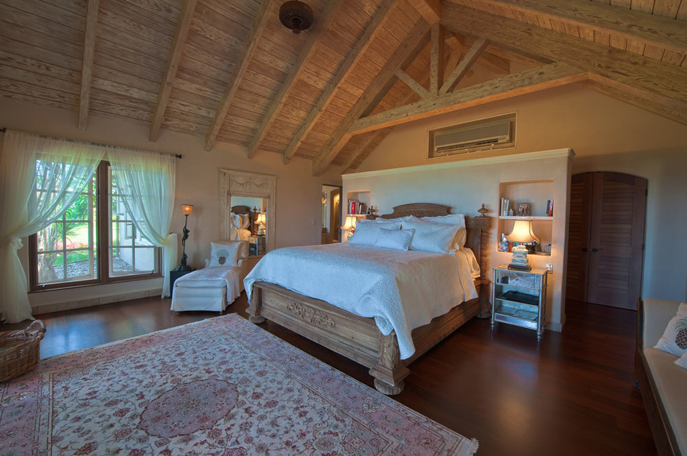 Imagen de dormitorio principal rústico grande sin chimenea con paredes beige, suelo de madera oscura y suelo marrón
